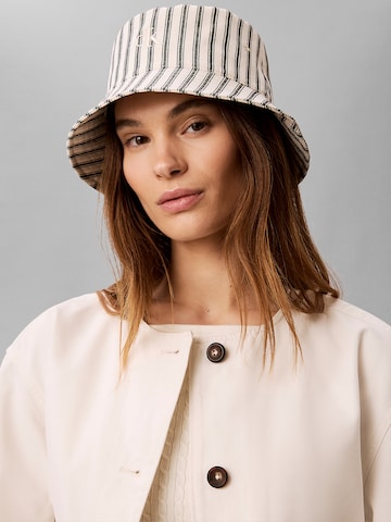 Chapeaux Calvin Klein en beige : devant