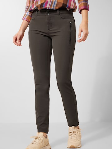 Coupe slim Pantalon STREET ONE en marron : devant