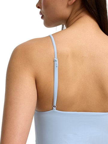 cfab (formerly creamy fabrics) - Top 'Deep Neck Lace Top' en azul