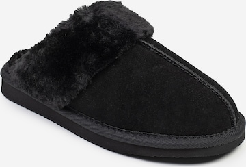 Minnetonka - Pantufa 'Chesney' em preto