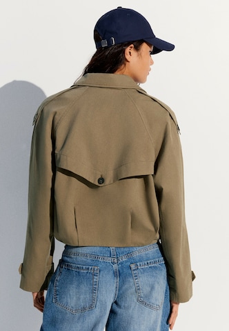 Bershka Přechodný kabát – šedá