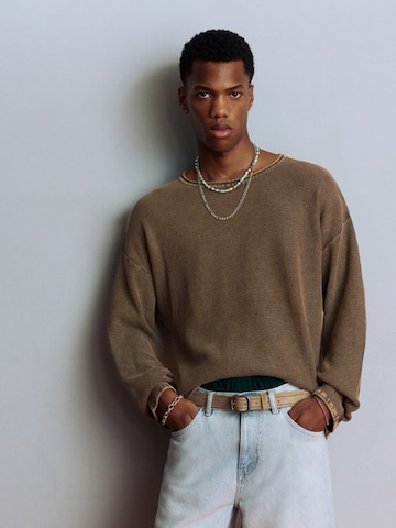 Pull&Bear Пуловер в кафяво: отпред