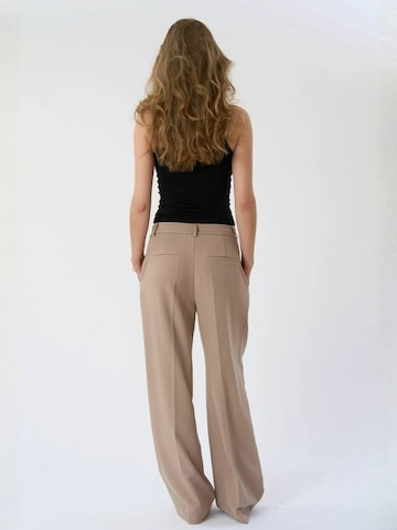 TEESHOPPEN Regular Pants ' Mila ' in Beige