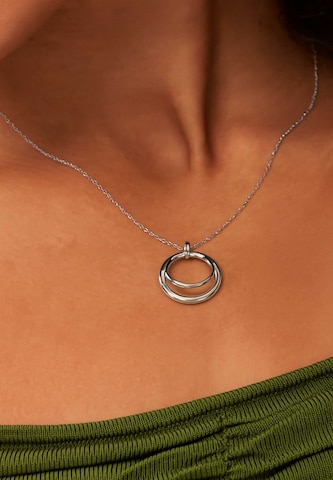 Stilnest Necklace in Silver: front