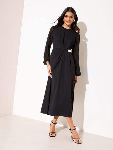 Rochie de la Friends Like These pe negru