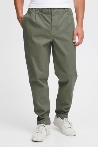 !Solid Regular Pleat-Front Pants 'Dylan' in Green: front