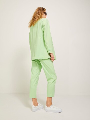 Regular Pantaloni cutați 'Chloe' de la JJXX pe verde