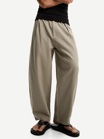 Bershka Loose fit Trousers in Brown: front