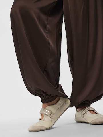 Barrel Pantaloni 'PCFesta' di PIECES in marrone
