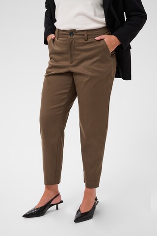 Coupe slim Pantalon KAFFE CURVE en marron : devant