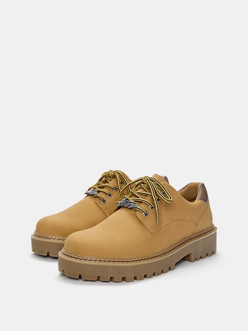 Pantofi cu șireturi de la Pull&Bear pe galben