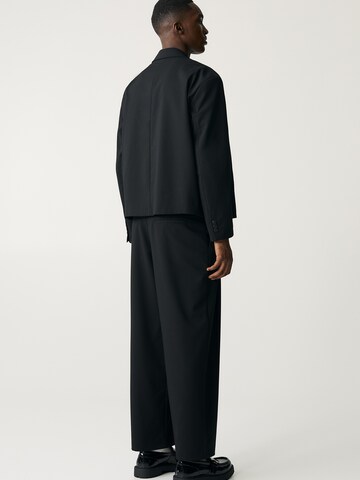 Regular Pantaloni cutați de la Pull&Bear pe negru