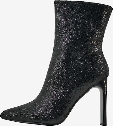 faina Bootie in Black: front