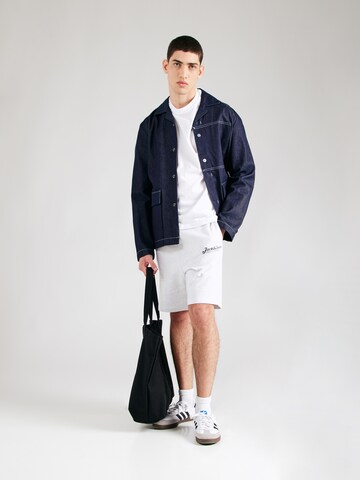 Trening 'JJBEAU' de la JACK & JONES pe alb