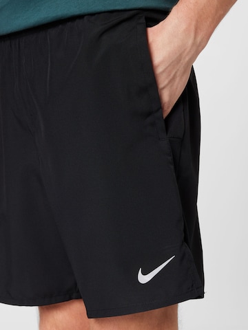 NIKE Regular Sportshorts 'Challenger' in Schwarz