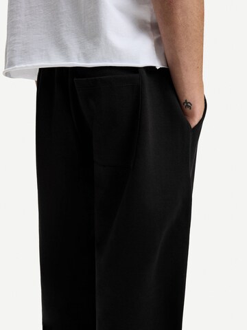 Bershka Loose fit Trousers in Black