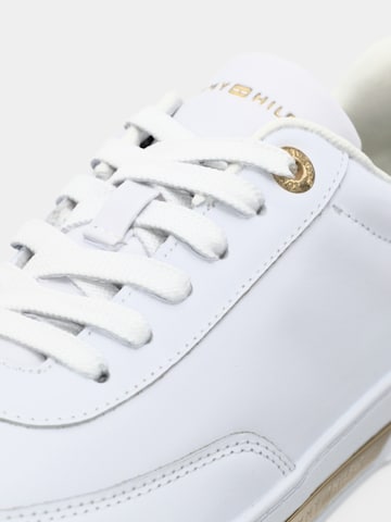 TOMMY HILFIGER Trampki niskie 'ESSENTIAL CHIC' w kolorze biały