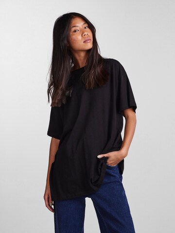 PIECES - Camiseta talla grande 'Rina' en negro: frente