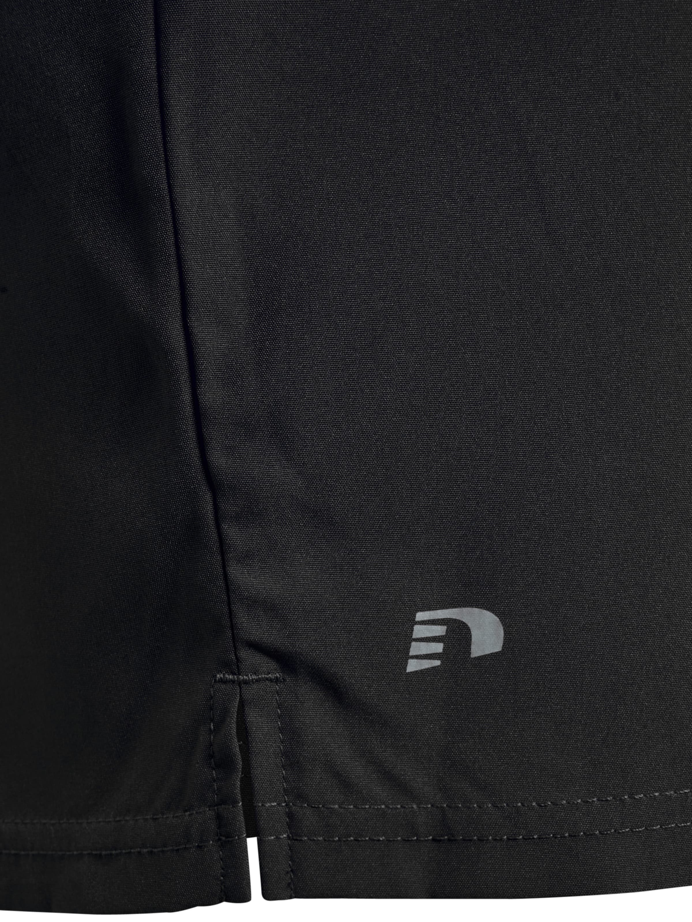 Newline Regular Shorts in Schwarz