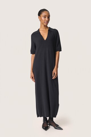 SOAKED IN LUXURY Jurk 'Spina' in Zwart: voorkant