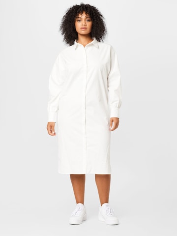 Nasty Gal Plus - Vestido camisero en blanco: frente