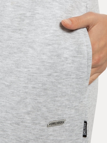 Effilé Pantalon Smilodox en gris