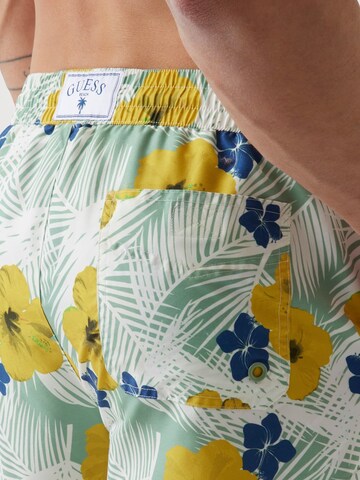 GUESS Badeshorts in Grün