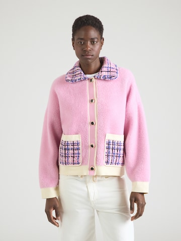 Geacă tricotată 'JOILU' de la Essentiel Antwerp pe roz: față