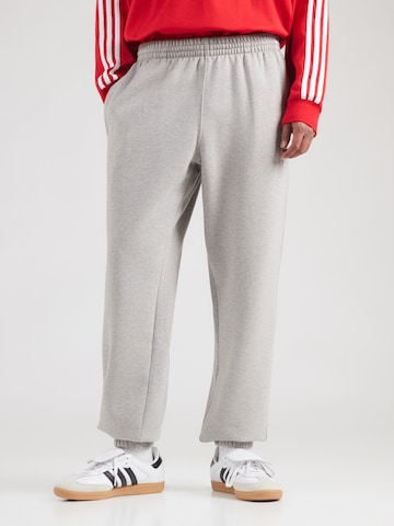 ADIDAS ORIGINALS Tapered Παντελόνι σε γκρι: μπροστά
