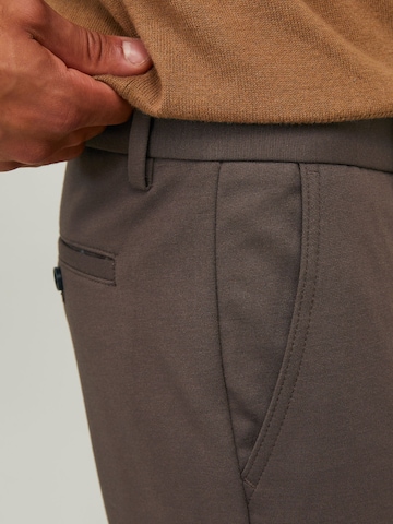 Coupe slim Pantalon chino JACK & JONES en marron