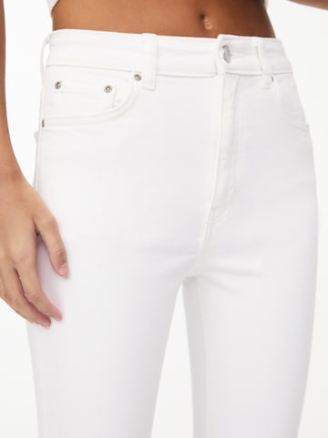 Pull&Bear Flared Jeans in Weiß