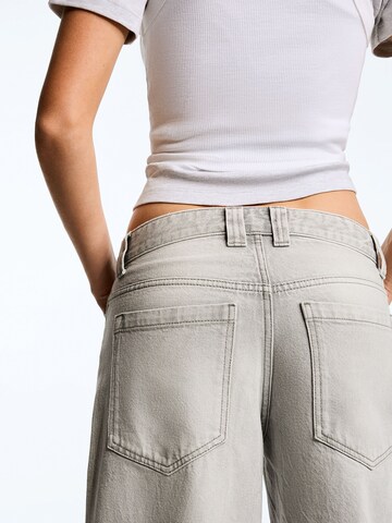 Bershka Luźne Jeansy w kolorze szary