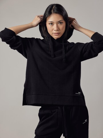 Felpa 'Felpa Felpata con Cappuccio e Spacchi Laterali' di OWN Off With Nature in nero: frontale
