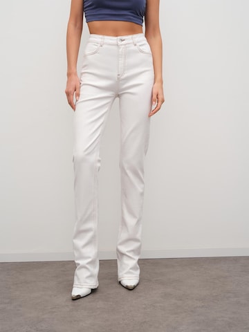 RÆRE by Lorena Rae Flared Jeans 'Ela Tall' i hvit: forside
