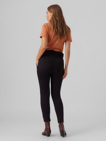 Skinny Pantaloni con pieghe 'MEVA' di Vero Moda Maternity in nero