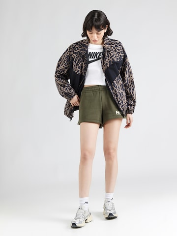 Nike Sportswear Regular Shorts 'CLS+ FLC' in Grün