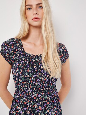 Apricot Kleid in Blau