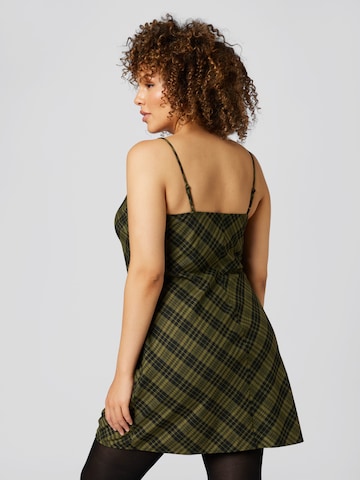 A LOT LESS فستان 'Lara' بلون أخضر