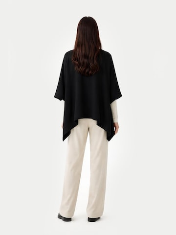 GOBI Cashmere - Jersey 'Women's Boat-Neck Cashmere Poncho' en negro