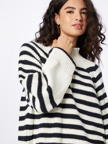 Pullover di Rich & Royal in bianco