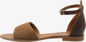 IZIA - Sandalias con hebilla en beige: frente