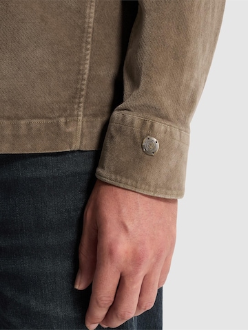 CAST IRON - Ajuste regular Camisa 'Velvet overshirt with garment-dye wash' en marrón