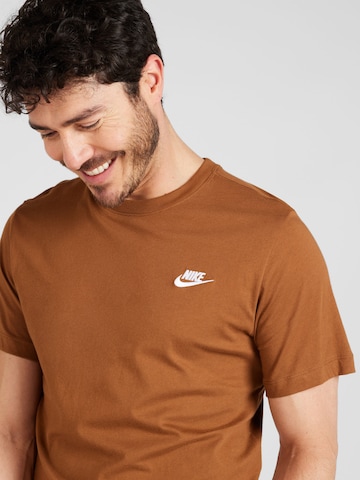 Nike Sportswear Regular Fit T-Shirt 'CLUB' in Braun