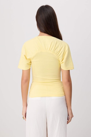 Tricou de la Trendyol pe galben