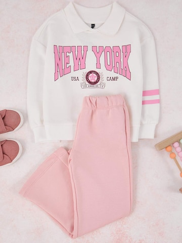 Trendyol Joggingpak in Roze: voorkant