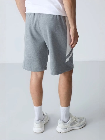 Tommy Life Regular Trousers in Grey