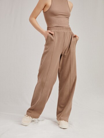 A LOT LESS Wide leg Broek 'May' in Beige: voorkant