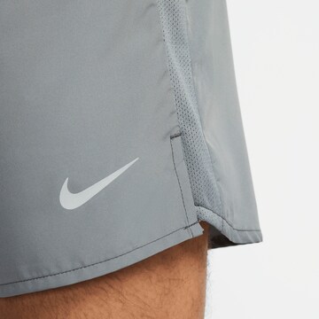 NIKE Regular Sportshorts in Grau