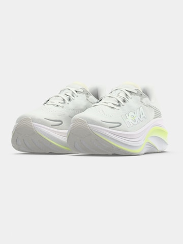 Chaussure de sport 'SKYWARD' HOKA en blanc