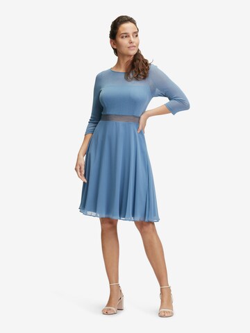 Robe de cocktail Vera Mont en bleu